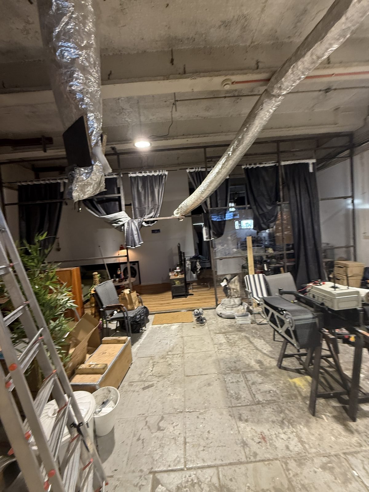 האנגר — מבט כללי על שטח העבודה